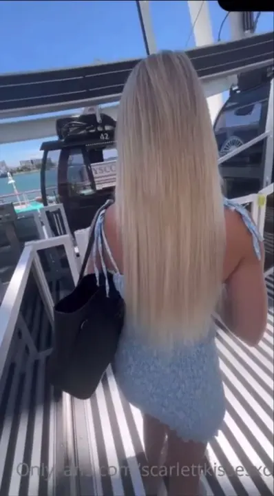 Scarlettkissesxo, irresistível, se divertindo com um homem munido de um membro enorme