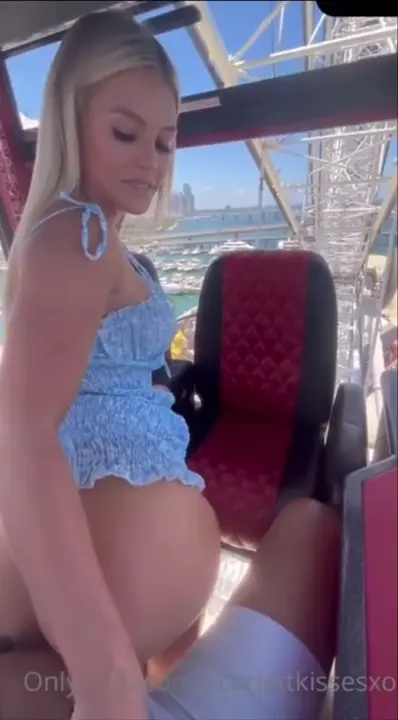 Scarlettkissesxo, irresistível, se divertindo com um homem munido de um membro enorme