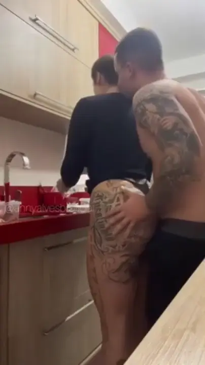 Anny Alves, toda gostosinha, aproveitando uma rapidinha na cozinha