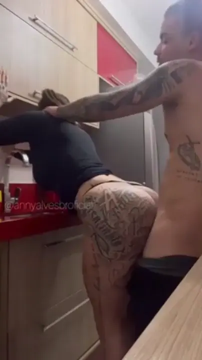 Anny Alves, toda gostosinha, aproveitando uma rapidinha na cozinha